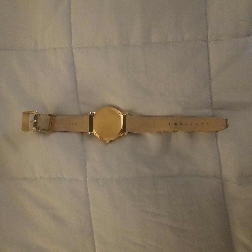 Burberry BU9017 "The City Check" Champagne Dial Watch – Swiss Elegance - Picture 2 of 2
